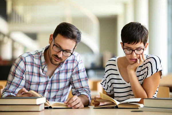 Sikeres Diákok Boldog Csoportja Együtt Tanul Dolgozik Egy Egyetemi Könyvtárban — Stock Fotó