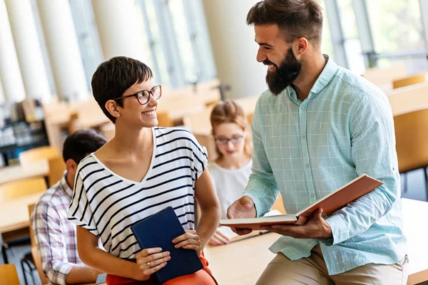 Gelukkig Jonge Universitaire Studenten Studeren Met Boeken Bibliotheek Groep Multiraciale — Stockfoto