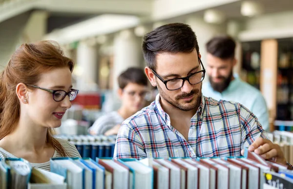 Glückliche Junge Universitätsstudenten Die Mit Büchern Der Bibliothek Lernen Gruppe — Stockfoto