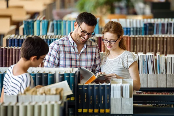 Alunos Estão Estudando Biblioteca Jovens Pessoas Sucesso Estão Gastando Tempo — Fotografia de Stock