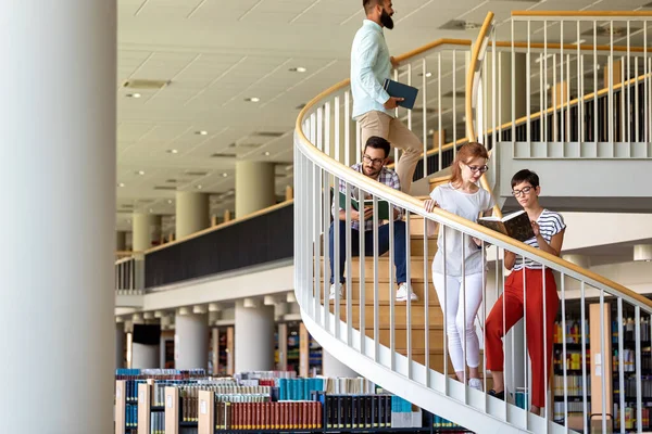 Feliz Grupo Estudiantes Éxito Estudiando Trabajando Juntos Una Biblioteca Universitaria — Foto de Stock