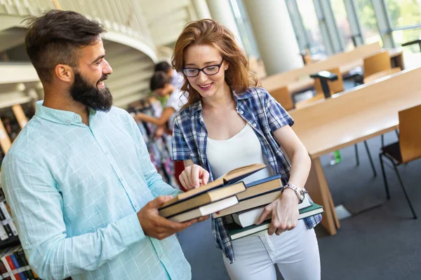 Los Estudiantes Están Estudiando Biblioteca Jóvenes Exitosos Pasan Tiempo Juntos — Foto de Stock