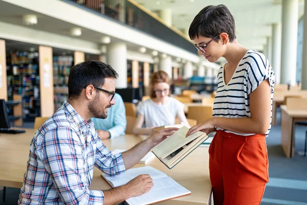 Jóvenes Estudiantes Universitarios Felices Estudiando Con Libros Biblioteca Grupo Personas — Foto de Stock