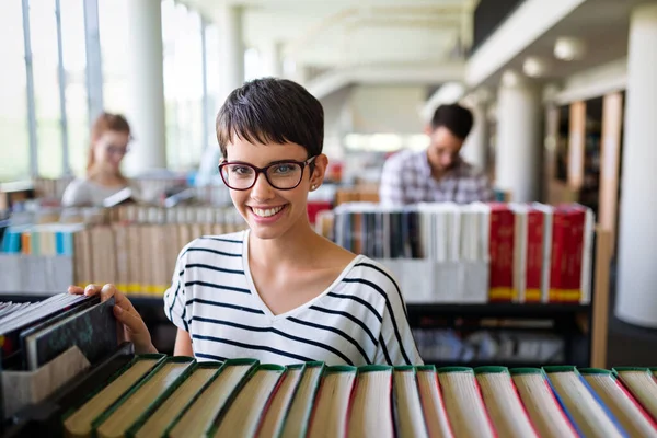 Glad Grupp Framgångsrika Studenter Som Studerar Och Arbetar Tillsammans Ett — Stockfoto