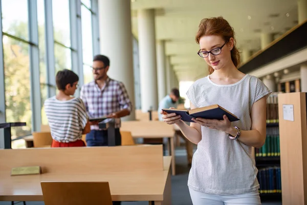 大学図書館で勉強し 一緒に働く学生の幸せなグループ 教育人々のチームワークの概念 — ストック写真