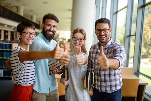 Glückliche Junge Universitätsstudenten Die Mit Büchern Der Bibliothek Lernen Gruppe — Stockfoto