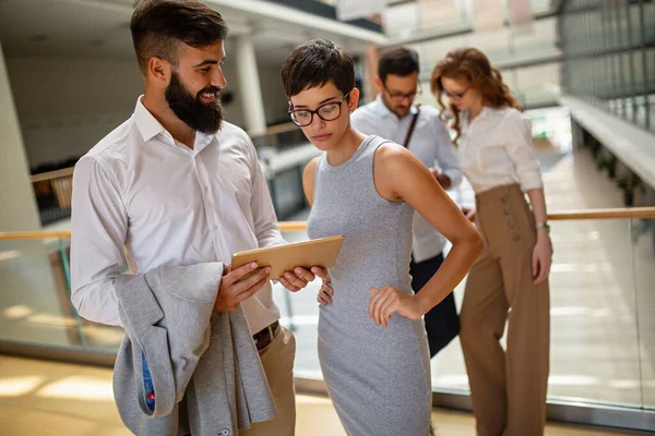 Grupo Empresarios Que Utilizan Una Tableta Digital Juntos Frente Las — Foto de Stock