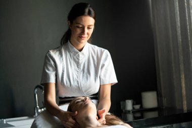 Güzellik salonunda yaptığı masajdan sonra genç güzel kadın