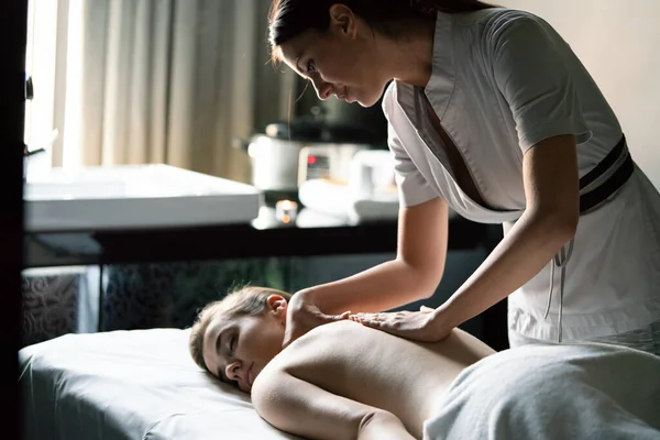 Ung Vacker Kvinna Med Massage Skönhetssalongen — Stockfoto