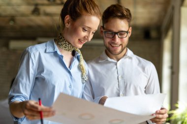 Çok ırklı iş adamlarının portresi. Eğleniyorlar, birlikte çalışıyorlar ve işyerinde sohbet ediyorlar.