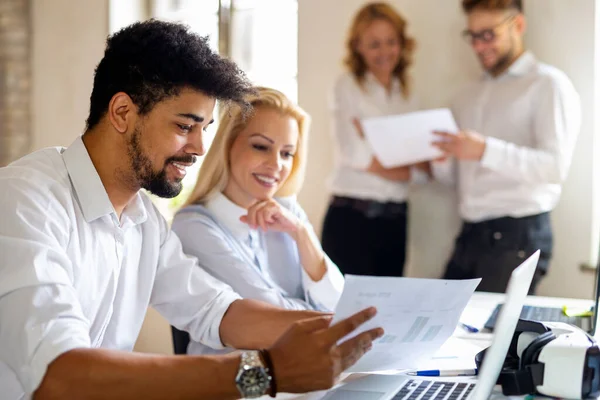 Grupo Empresarios Multiétnicos Felices Que Cooperan Trabajando Reunión Oficina Corporativa — Foto de Stock