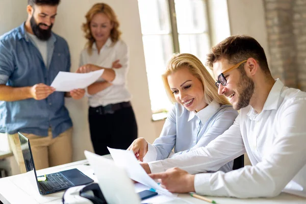 Trabajando Juntos Nuevo Proyecto Grupo Empresarios Multiétnicos Felices Que Cooperan — Foto de Stock