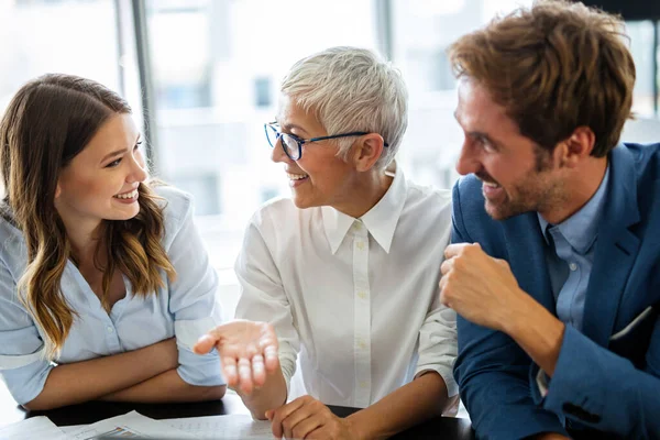 Samenwerking Analyse Door Zakenmensen Die Werkzaam Zijn Het Hoofdkantoor — Stockfoto