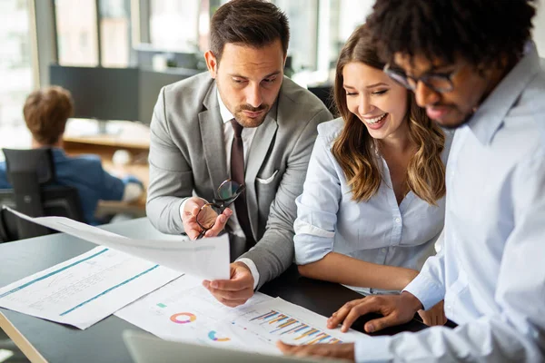 Creatieve Zakenmensen Die Werken Aan Een Zakelijk Project Het Hoofdkantoor — Stockfoto