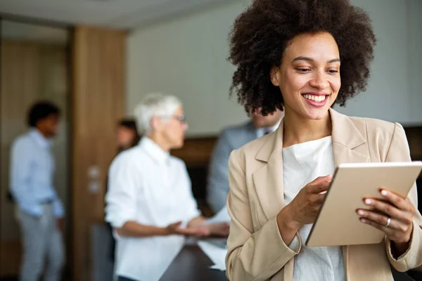 Gerente Mulher Negócios Preto Feliz Segurando Tablet Trabalhando Escritório Moderno — Fotografia de Stock