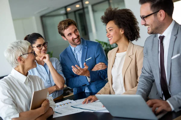 Feliz Grupo Equipo Negocios Multiétnicos Celebrando Buen Trabajo Oficina Concepto — Foto de Stock