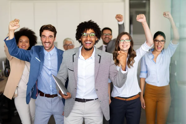 Kelompok Bahagia Dari Tim Bisnis Multietnis Merayakan Pekerjaan Yang Baik — Stok Foto