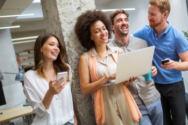 Bir yazılım geliştirme şirketinde çalışan bir grup mutlu programcı. İş teknolojisi mutlu insanlar konsepti