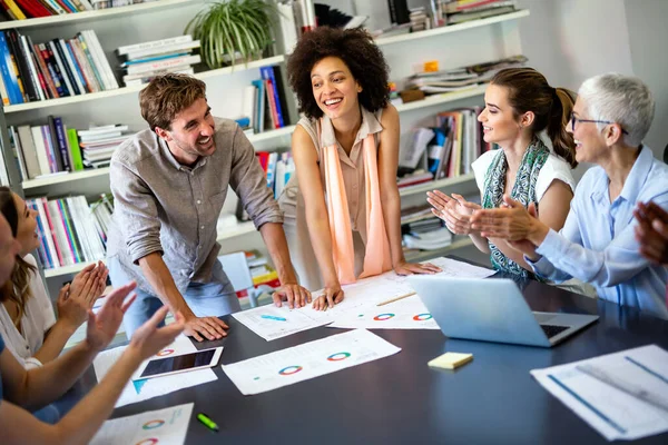 Gruppe Lykkelige Multietniske Forretningsfolk Som Jobber Tenker Bedriftskontorer Samarbeidsfinansieringsarkitektkonsept – stockfoto