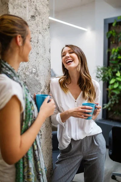 コーヒーを飲みながらおしゃべりを楽しんでいる2人の女性同僚とオフィスコーヒーブレイク ビジネス界の概念 — ストック写真