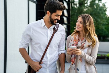 Dışarıda dijital cihazları olan mutlu iş adamları. İş teknolojisi akıllı telefon, dijital tablet kavramı