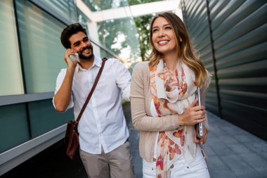 Proje üzerinde birlikte çalışıyoruz. İki başarılı iş arkadaşı dışarıda konuşuyor, birlikte çalışıyorlar..