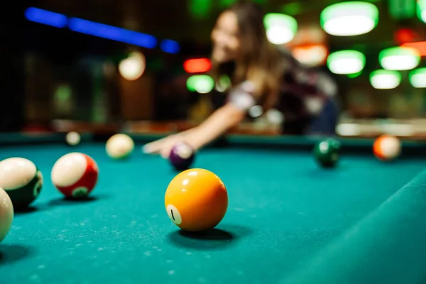 Preparando Para Quebrar Esferas Bolso Piscina Pessoas Bilhar Snooker Entretenimento — Fotografia de Stock