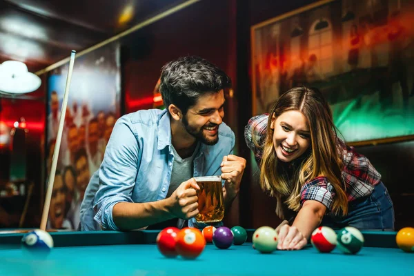 Glückliches Junges Lächelndes Paar Beim Billardspielen Der Bar Menschen Unterhaltsames — Stockfoto