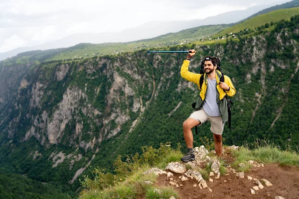 Senderismo Activo Joven Excursionista Disfrutando Vista Mirando Paisaje Montaña — Foto de Stock