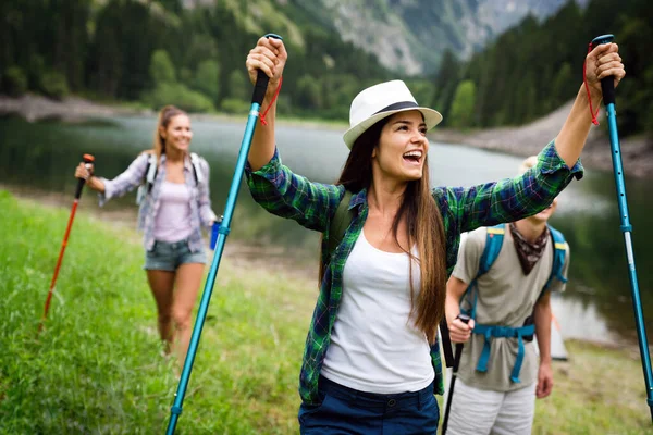 Group Happy Young Friends Enjoying Outdoor Activity Together — Stock Photo, Image
