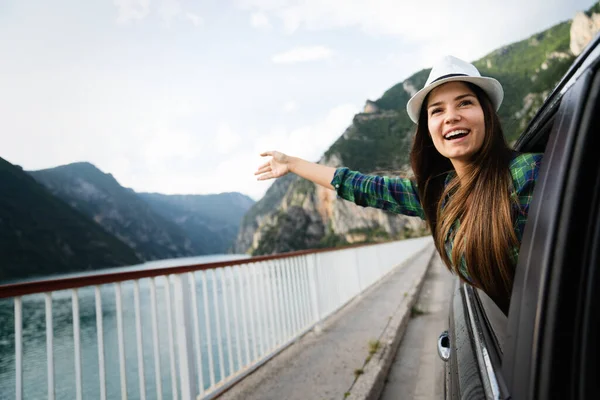 Araba Yolculuğundaki Kadın Pencereden Gülümsüyor Seyahat Eğlence Tatil Konsepti — Stok fotoğraf