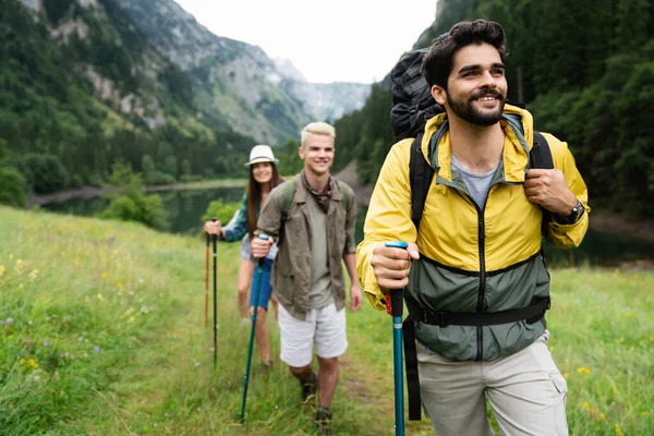 Groep Fitte Gezonde Vrienden Wandeltocht Bergen — Stockfoto