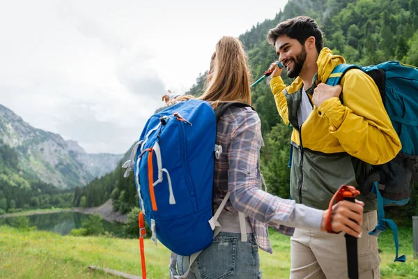 Gruppe Von Freunden Auf Einer Wandercampingtour Den Bergen — Stockfoto