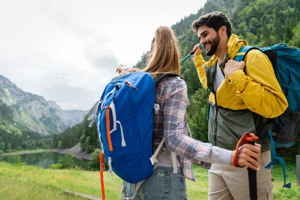 Vriendengroep Een Wandeltocht Door Bergen — Stockfoto