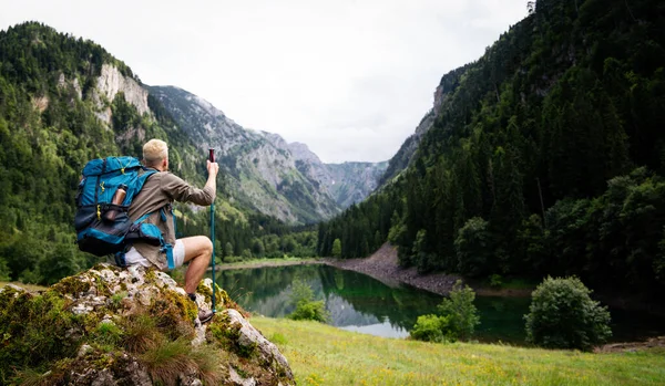 Escursioni Attive Dei Giovani Escursionisti Godendo Della Vista Guardando Paesaggio — Foto Stock