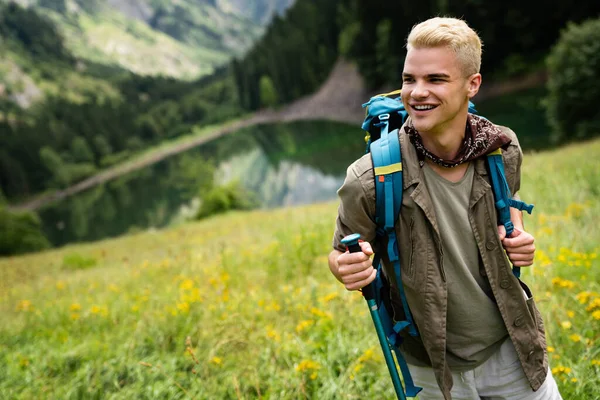 Escursioni Attive Dei Giovani Escursionisti Godendo Della Vista Guardando Paesaggio — Foto Stock