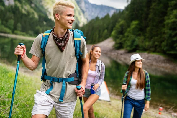 Happy Hiker Skupina Přátel Trekking Jako Součást Zdravého Životního Stylu — Stock fotografie