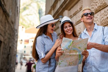 Mutlu bir grup genç arkadaş, yaz tatilinde şehri gezen öğrenciler..