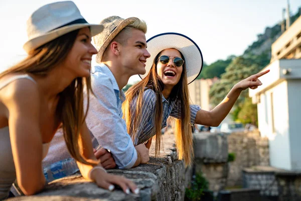 Felice Gruppo Giovani Amici Studenti Che Godono Visite Guidate Città — Foto Stock