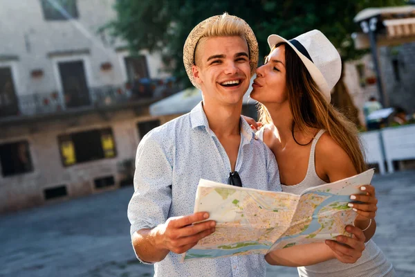 Ein Touristenpaar Spaziert Urlaub Auf Einer Straße Der Stadt Glückliche — Stockfoto