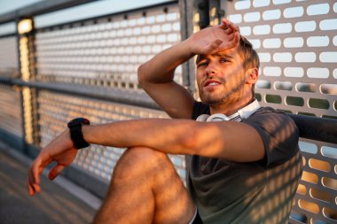 Yakışıklı genç adam eğitimden sonra kısa bir ara veriyor. Spor sporu insanları yaşam tarzı konsepti