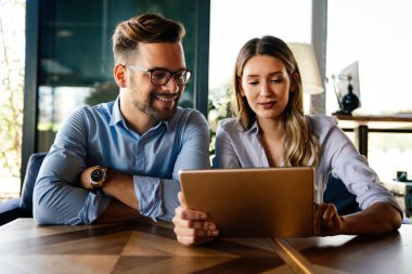 Bir yazılım geliştirme şirketinde çalışan programcı