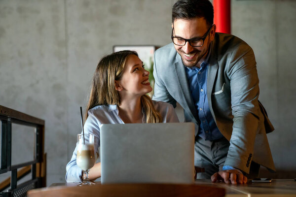 Портрет успешных деловых коллег, работающих, улыбающихся вместе в офисе. Концепция совместной работы деловых людей.