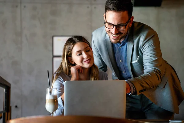 Glada Affärskollegor Som Pratar Kaffepausen — Stockfoto