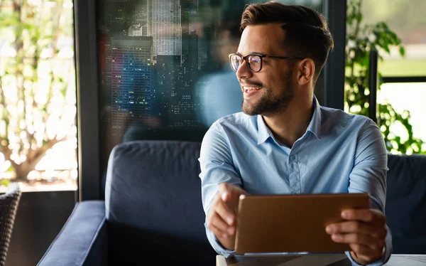 Retrato Joven Hombre Negocios Que Trabaja Línea Una Tableta Digital — Foto de Stock