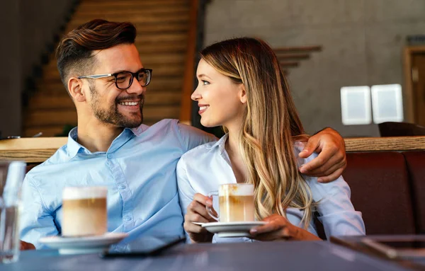 Romántica Pareja Joven Amorosa Bebiendo Café Teniendo Una Cita Café —  Fotos de Stock