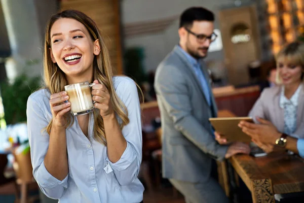 Compañeros Negocios Felices Conversando Durante Descanso Del Café —  Fotos de Stock