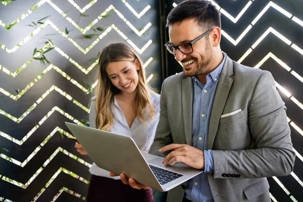 Bilgi ve teknoloji iş dünyasında çok önemlidir. Dijital aygıta sahip iş adamları