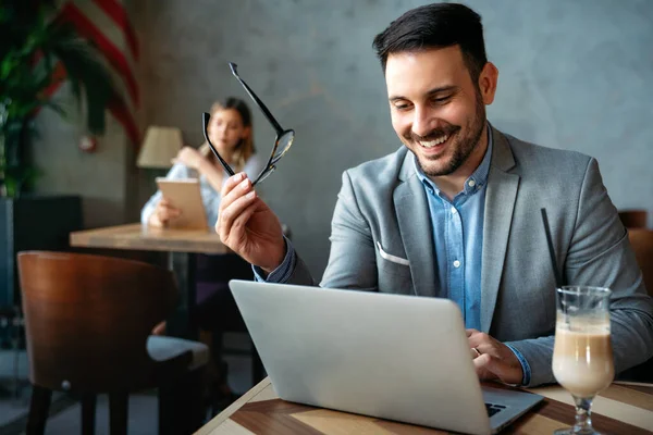 Bilgi ve teknoloji iş dünyasında çok önemlidir. Dijital aygıta sahip iş adamları