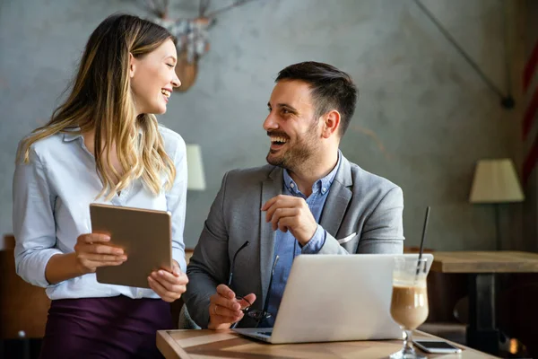 Porträt Erfolgreicher Geschäftskollegen Die Gemeinsam Büro Lächeln Geschäftsleute Teamwork Konzept — Stockfoto